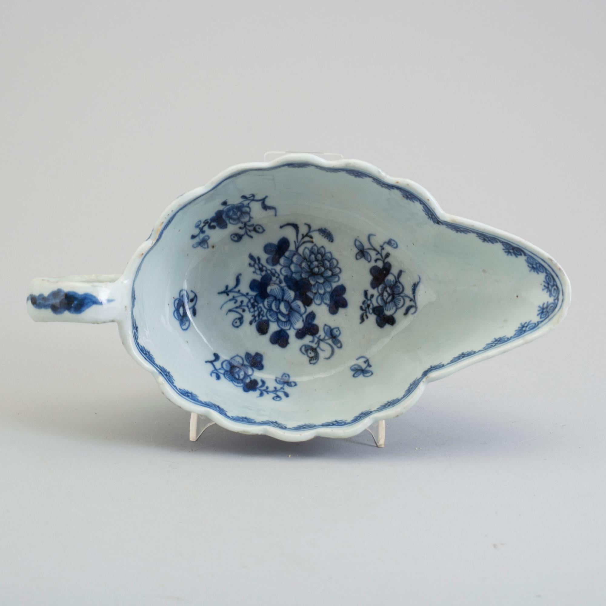 A blue and white export porcelain saucer, Qing dynasty, Qianlong (1736-95).