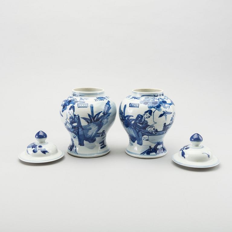 A PAIR OF CHINESE PORCELAIN  JAR WHIT COVER CA 1900.