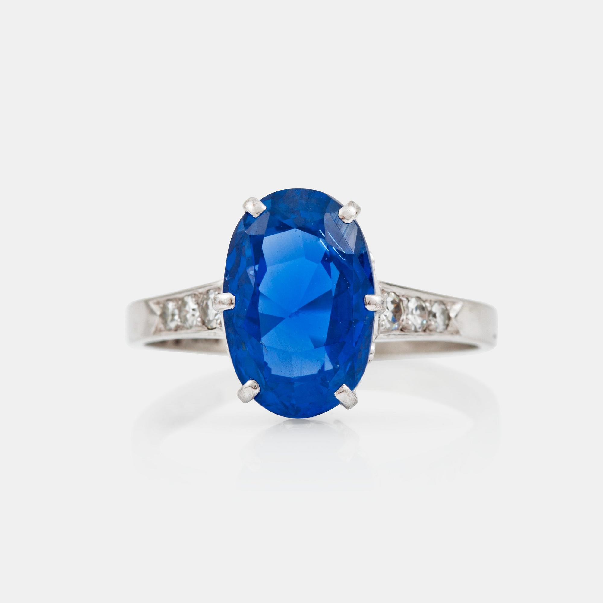 RING med safir ca 5.50 ct samt åttkantsslipade diamanter totalt ca 0.13 ct.