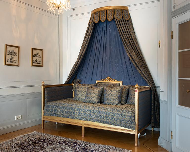 A gustavian style bed.