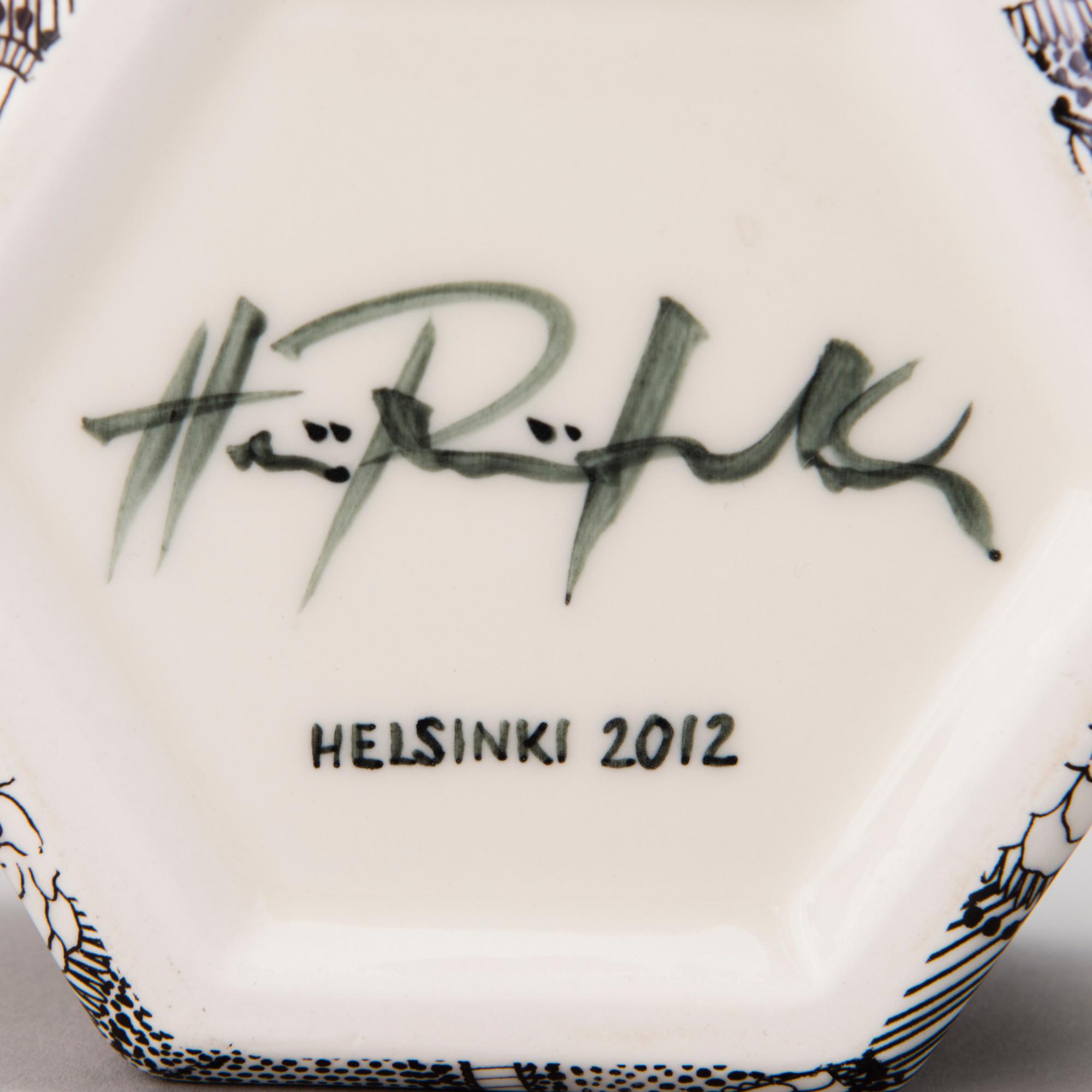 HEINI RIITAHUHTA, rasia ja alustoja, 2 kpl, posliinia, "Hexagon", signeerattu Heini Riitahuhta.