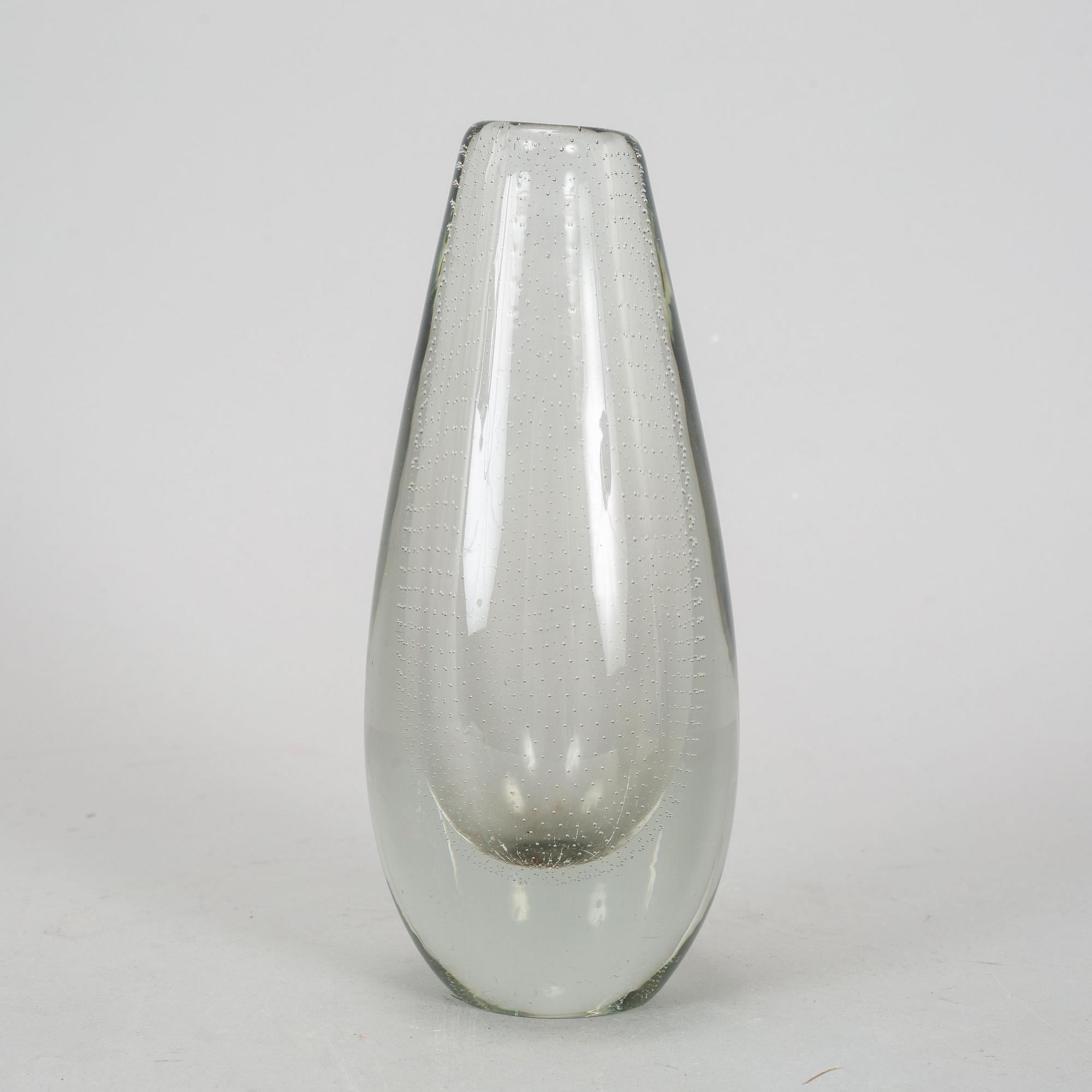 GUNNEL NYMAN, a glass vase, Nuutajärvi Notsjö, Finland mid 20th century.