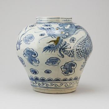 A blue and white ceramic pot, Korea, 20th century.