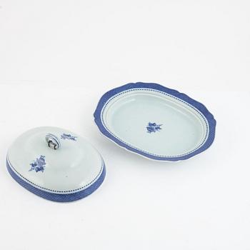 A Chinese blue and white export porcelain serving dish with cover, Qing dynasty, 18th century.