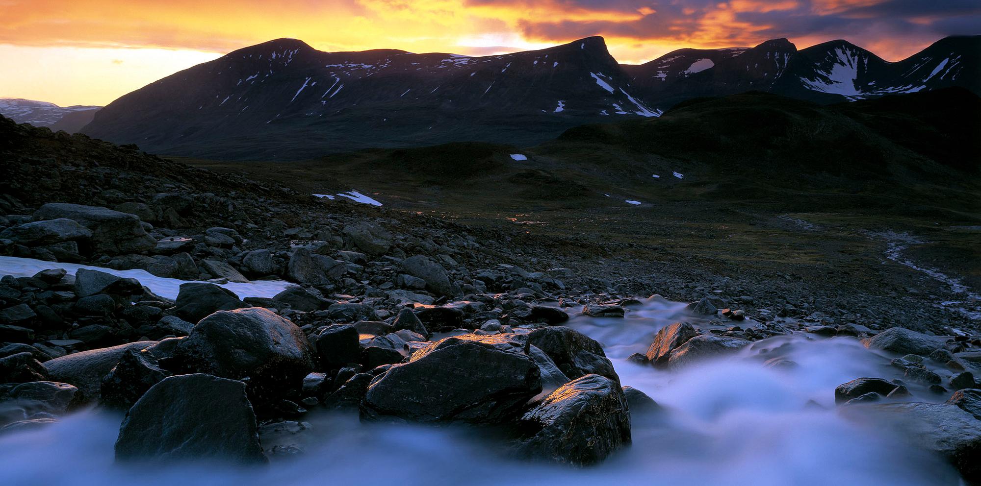 FOTOGRAFI, "Midnatt i dalen Alisvággi söder om Abisko, Juli".  Ur serien Lapplands fjällvärld av Claes Grundsten. Skänkt av konstnären.