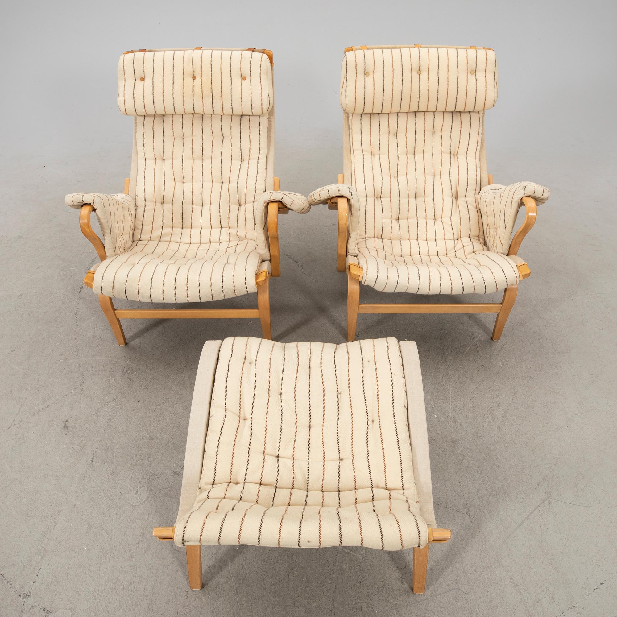 Bruno Mathsson, fåtöljer ett par med en fotpall, "Pernilla", Dux, 1900-talets slut.