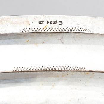Uppläggningsfat, silver, ett par, oidentifierad mästarstämpel AHB, S:t Petersburg 1818-1864.