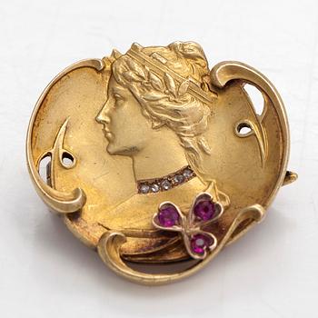 Brosch, jugend, 18K guld med synt. rubiner och rosenslipade diamanter.