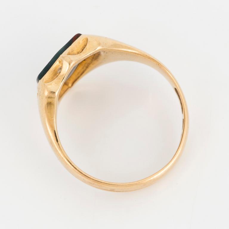 A signet ring, 18K gold with heliotrope.