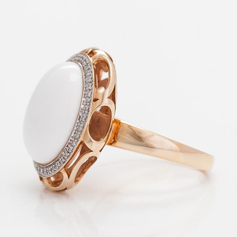 A 14K gold ring with diamonds ca. 0.10 ct in total and a chalcedony.