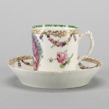 KOPP med FAT, porslin. Kungl Dansk, 1700-tal.