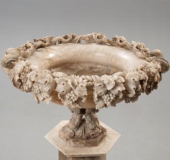 URNA, på sockel. Troligen Italien, 1800-talets andra hälft.