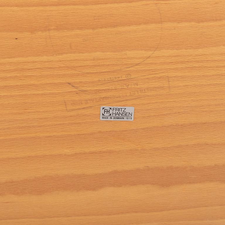 A 'Superellips' table by Bruno Mathsson and Piet Hein, Fritz Hansen, 1979.