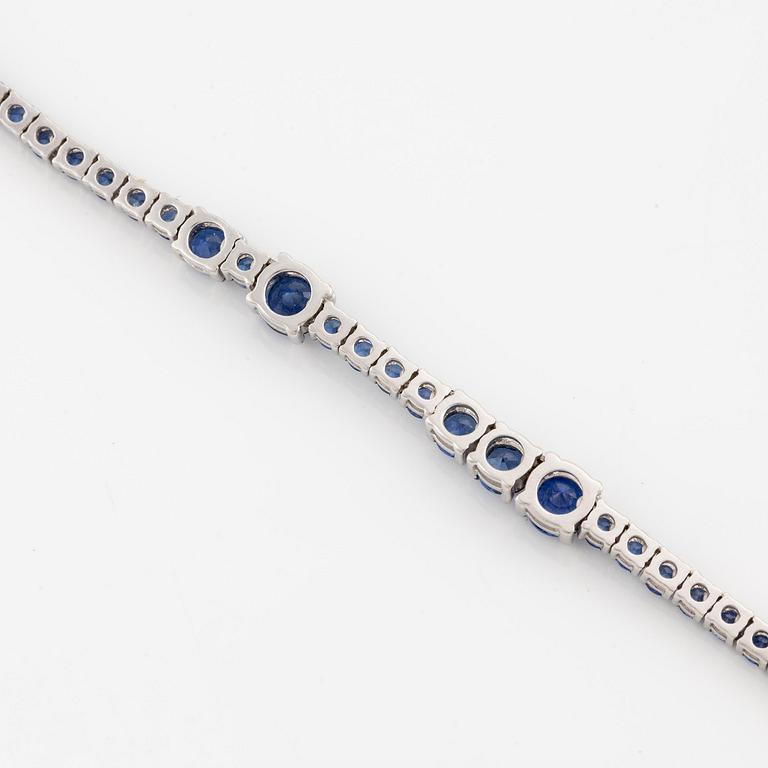 Collier 18K vitguld med fasettslipade safirer.