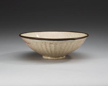 A Guan-type glazed bowl, Song dynasty (960-1279).