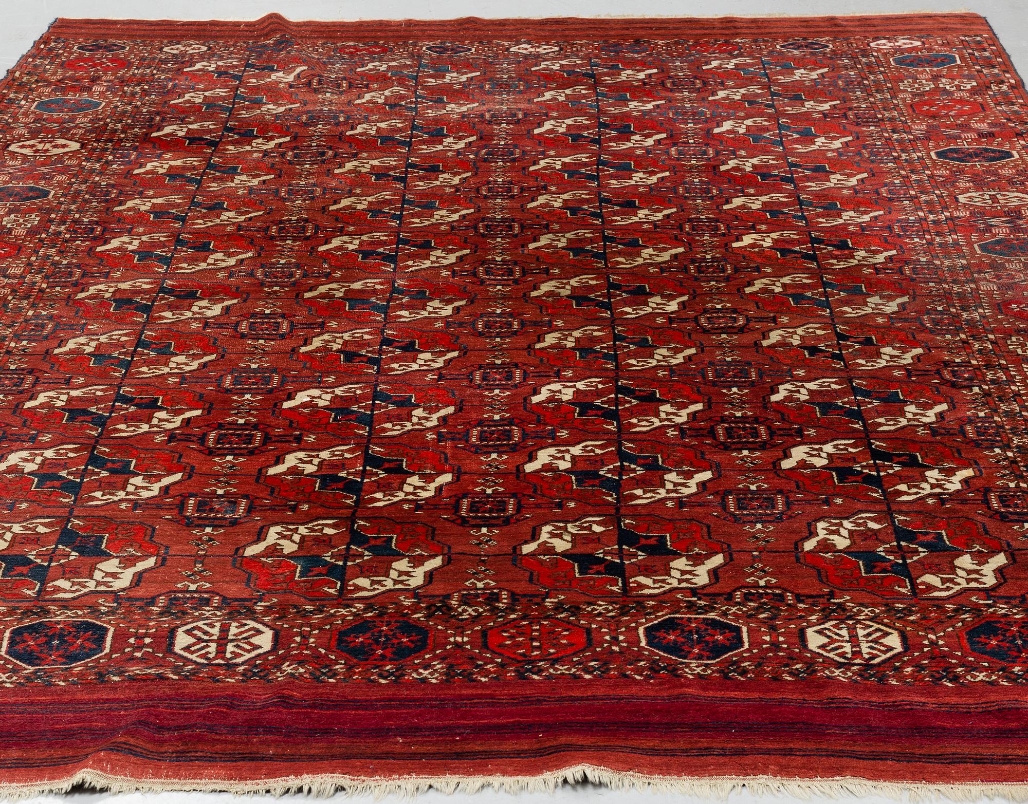 Matta, antik Tekke huvudmatta, ca 287-293,5 x 207-219,5 cm (samt kortsidorna med 1 cm slätväv).