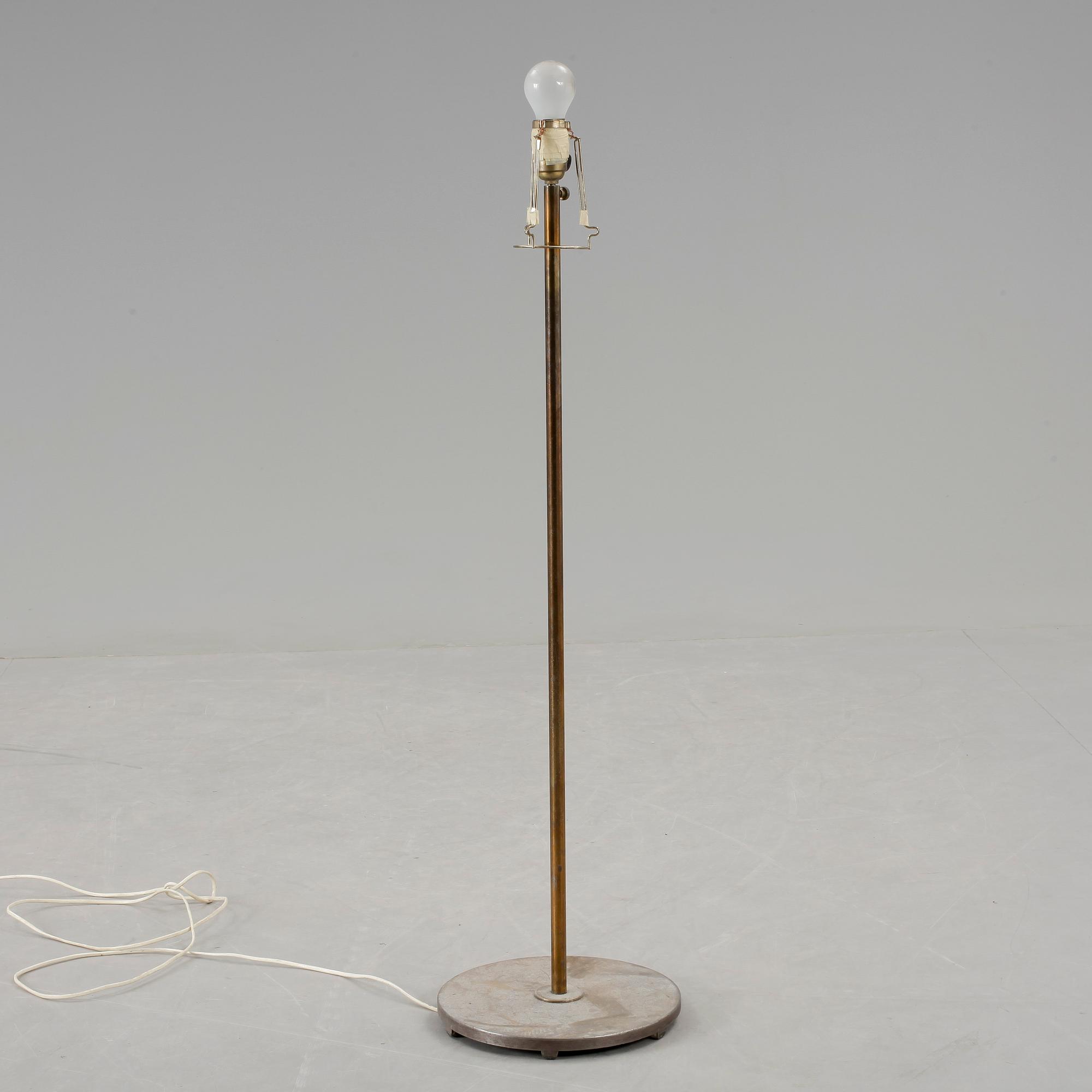 GOLVLAMPA, gulmetall, 1900-talets första hälft.