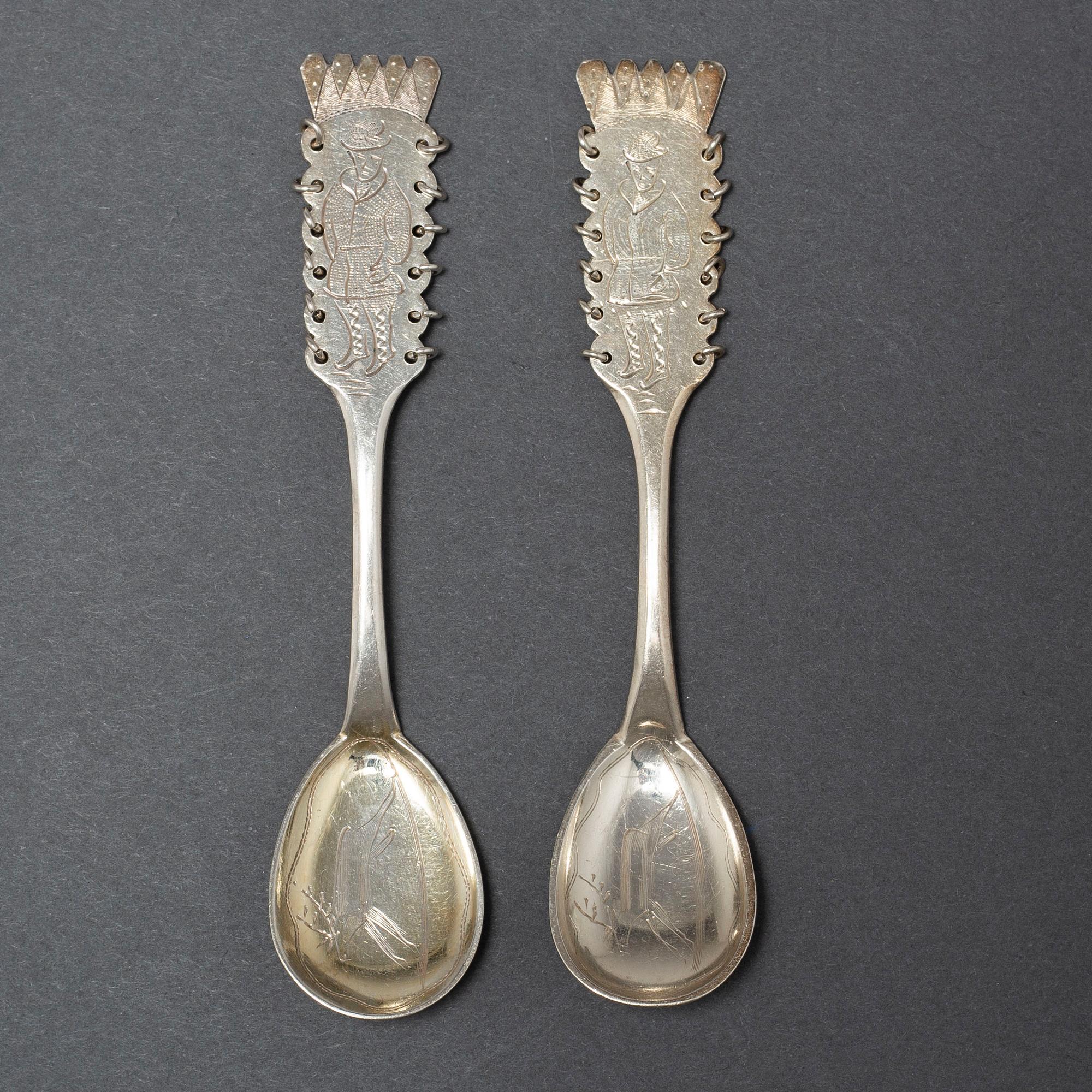 A SILVER CAKE KNIFE AND 12 COFFEE SPOONS, samian, second half of the 20th century.
