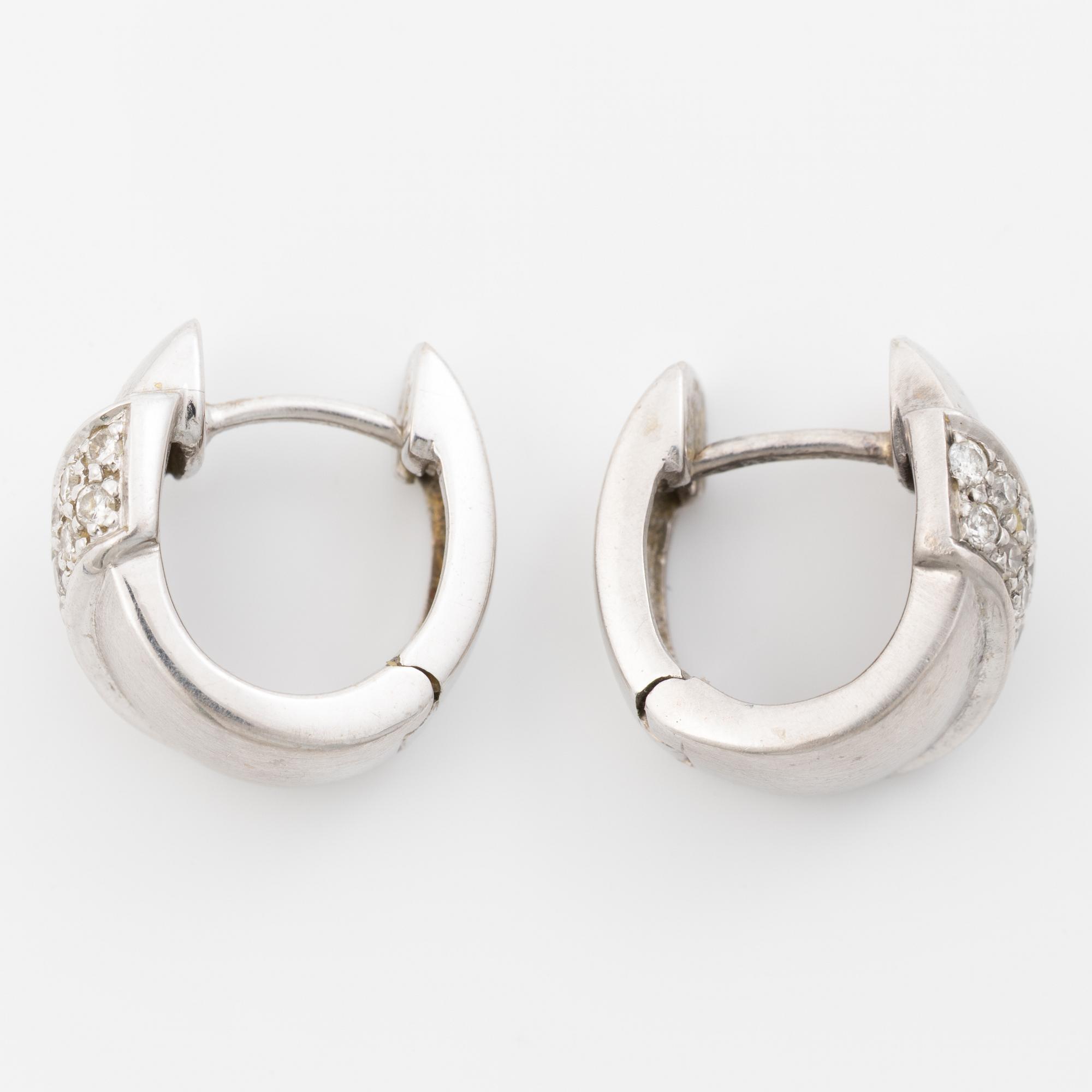 18K white gold earrings with small brilliant-cut diamonds.