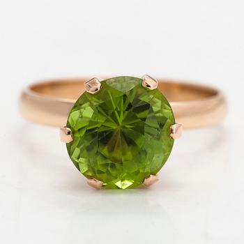 Ring, 14K guld med en modifierad brilliantslipad peridot, Finland 2008.