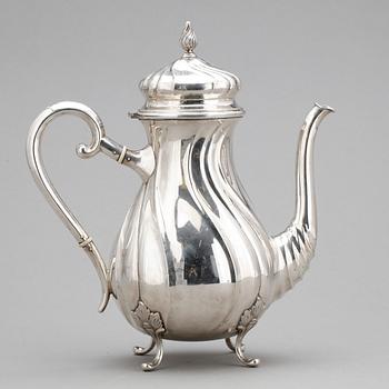 KAFFEKANNA, rokoko stil, silver, Johannes Siggaard, Danmark 1937. Vikt ca 631 gram.
