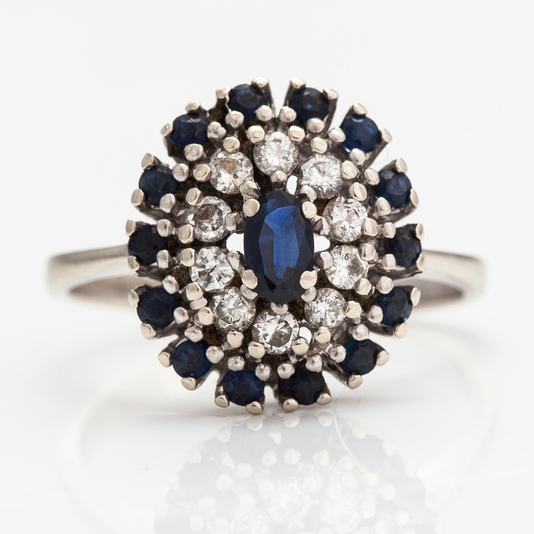 A 14K white gold ring with diamonds ca. 0.30 ct in total and sapphires. Tmi Hyvärinen M., Turku 1989.