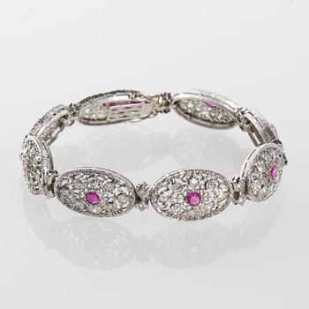 ARMBAND, Buccellati signerad, 18K vitguld med rubiner samt åttkantsslipade diamanter, (troligen Federico Buccellati).