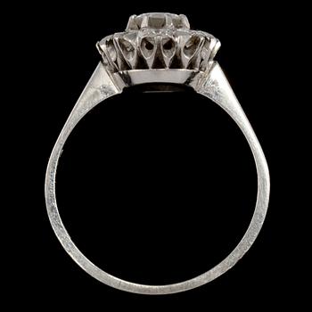 RING, 18k vitguld med 9 briljantslipade diamanter, tot 1.02 ct, J Pettersson eftr, Stockholm, 1965. Vikt 4 g.
