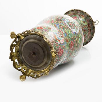 Vas, omgjord till bordslampa, porslin, Kanton, Qingdynastin, Kina, 1800-tal.