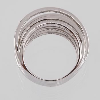 RING, 18K vitguld med olikfärgade briljantslipade diamanter 1.17 ct. Vikt 9,0 gram.
