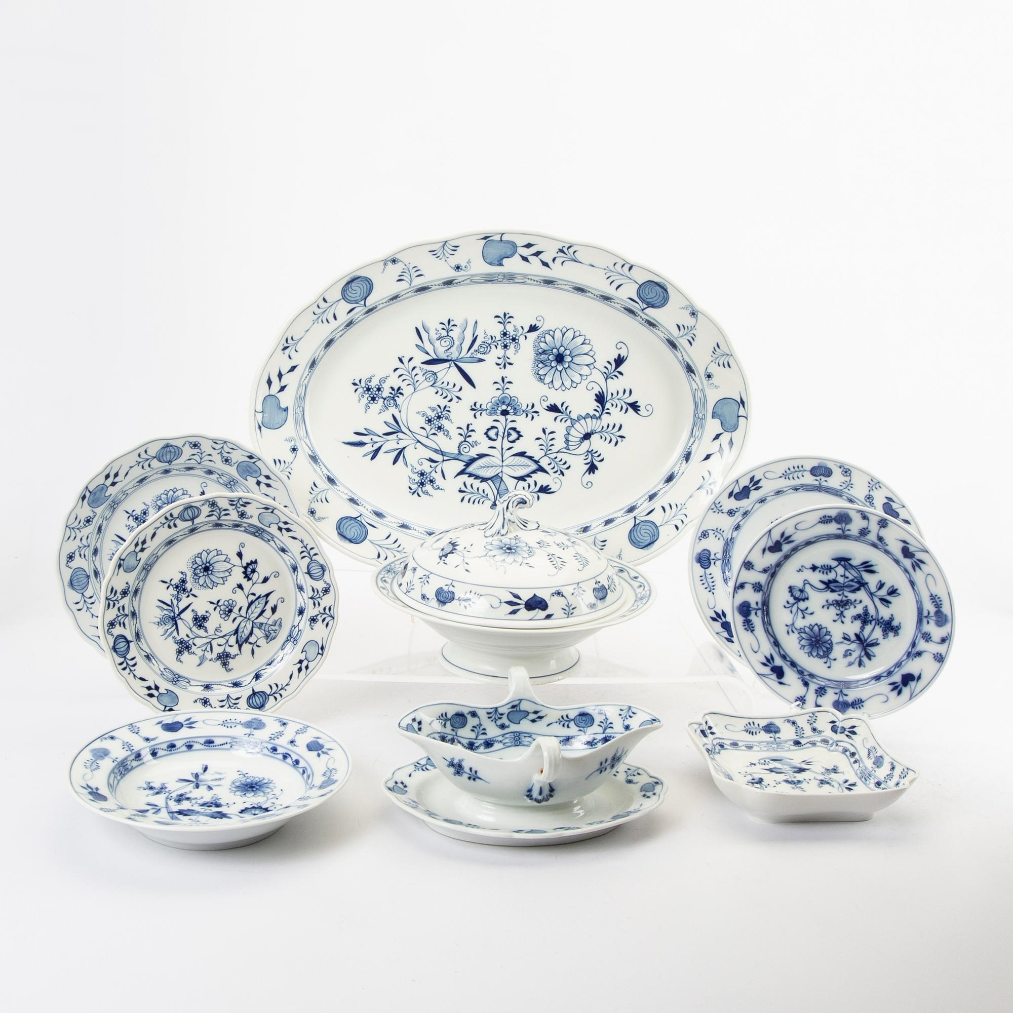 Servis  53 dlr Königliche Porzellan-Manufaktur, Berlin samt Meissen porslin 1900-talets första hälft.