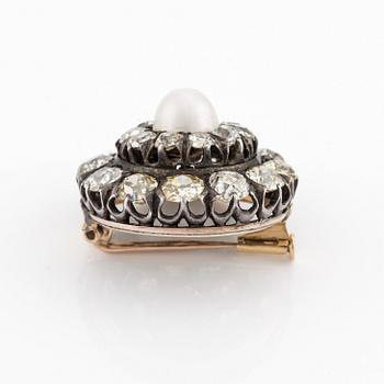 A silver and gold brooch, with cushion-cut diamonds and a pearl.