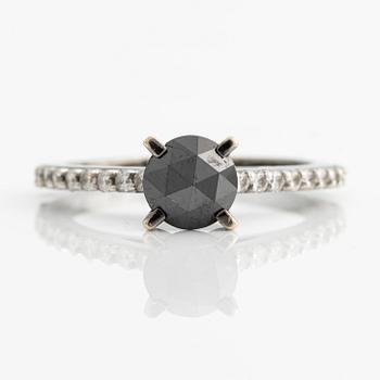 Ring in 18K gold with a black diamond and round brilliant-cut diamonds.