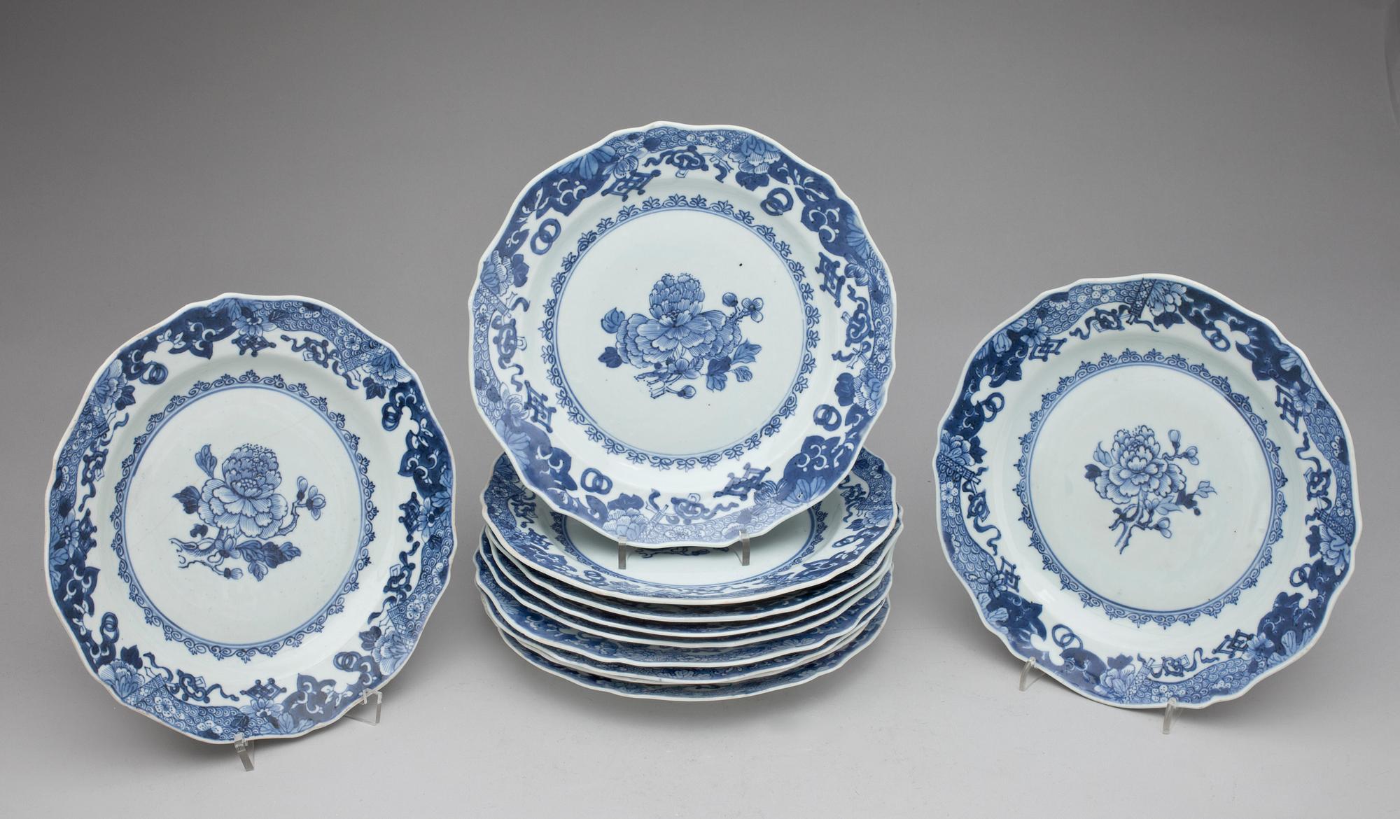 TALLRIKAR, 11 st snarlika, porslin, Qianlong, Kina 1700-tal.
