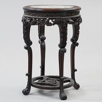 A hardwood and porcelain plaquette in famille verte  table, Qing dynasty 19th century.