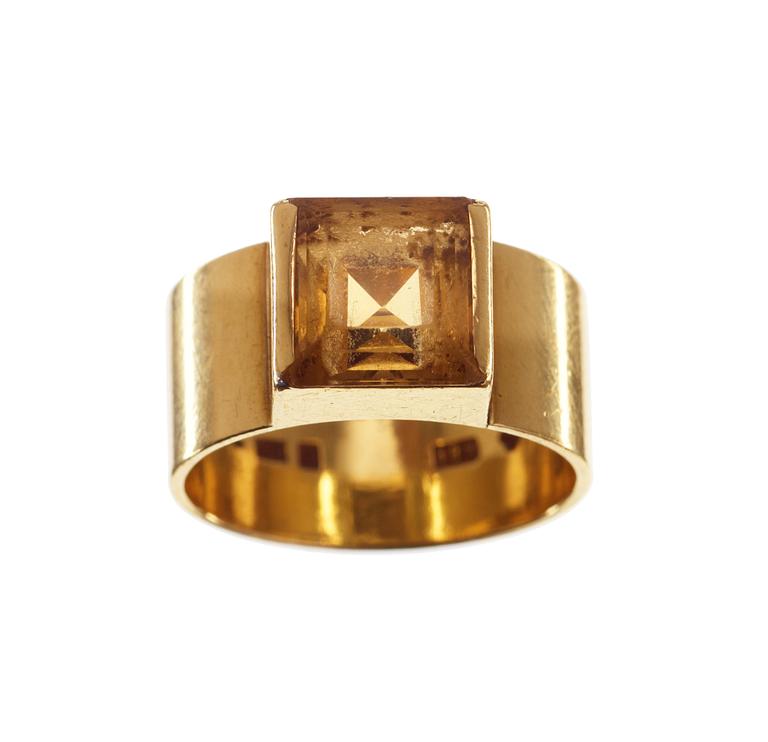 A Wiwen Nilsson 18k gold ring with a facet cut citrine, Lund 1953.