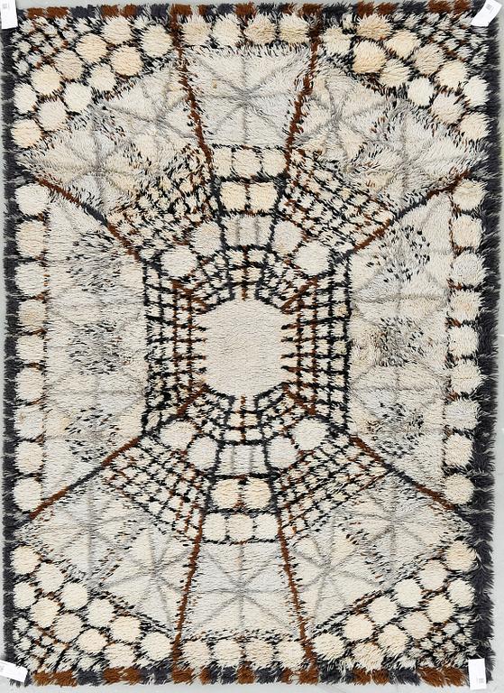 MATTA, maskinvävd rya, "Östergyllen". Marianne Richter för Wahlbecks i Linköping. Komponerad omkring 1969. Ca 190x140 cm.