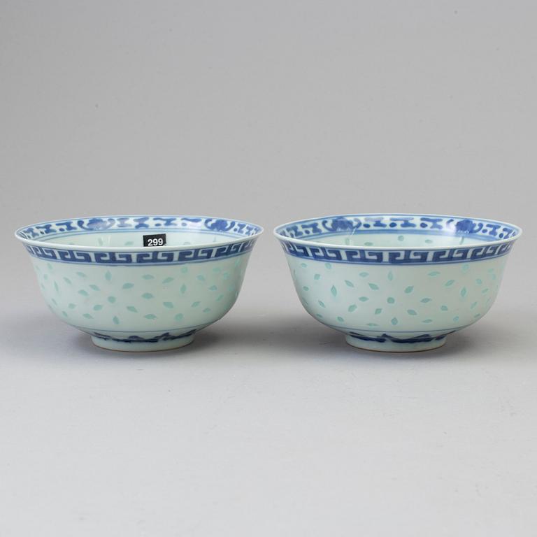 A pair of Chinese blue and white porcelain bowls, early 20th century.