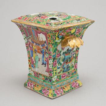 A famille rose Canton tulip vase, Qing dynasty, 19th Century.