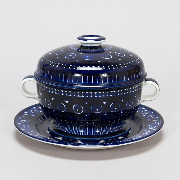 Ulla Procopé, a 46-piece set of 'Valencia' porcelain dinnerware for Arabia.