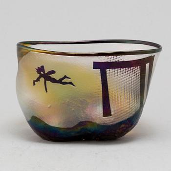 A glass bowl by Bertil Vallien, Kosta, unique, signed B Vallien Unik 5065.