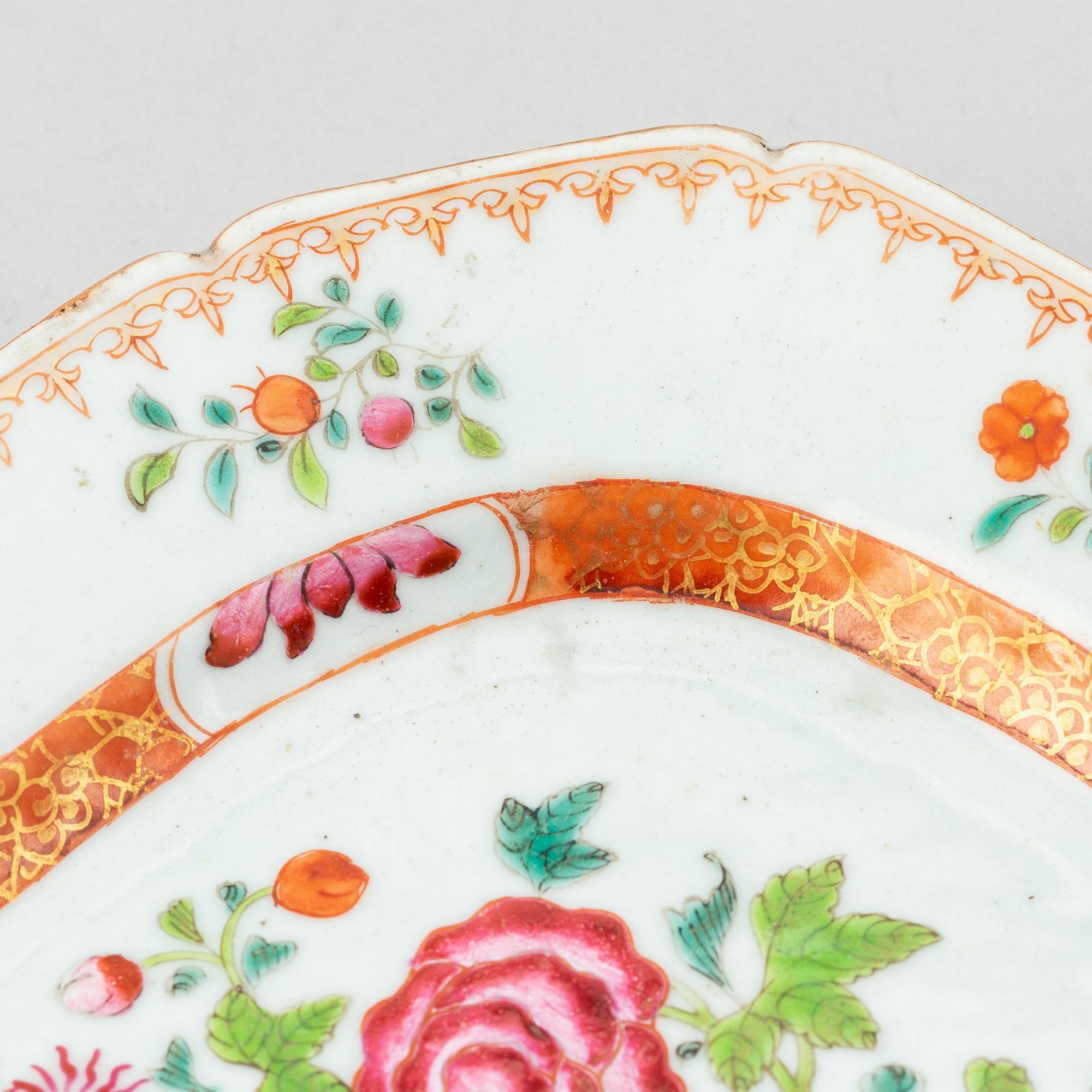 A famille rose serving dish, Qing dynasty, Qianlong (1736-95).