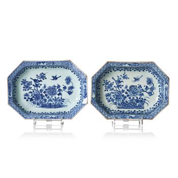 278. A pair of blue and white dishes Qianlong 1736-95.