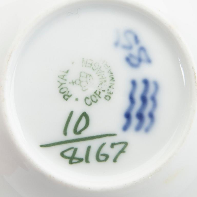 Service "Blå blomst" 74 dl Royal Copenhagen Denmark 1900s porcelain.