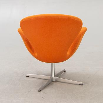 Arne Jacobsen, armchair, "Svanen", Fritz Hansen, Denmark, 2000.