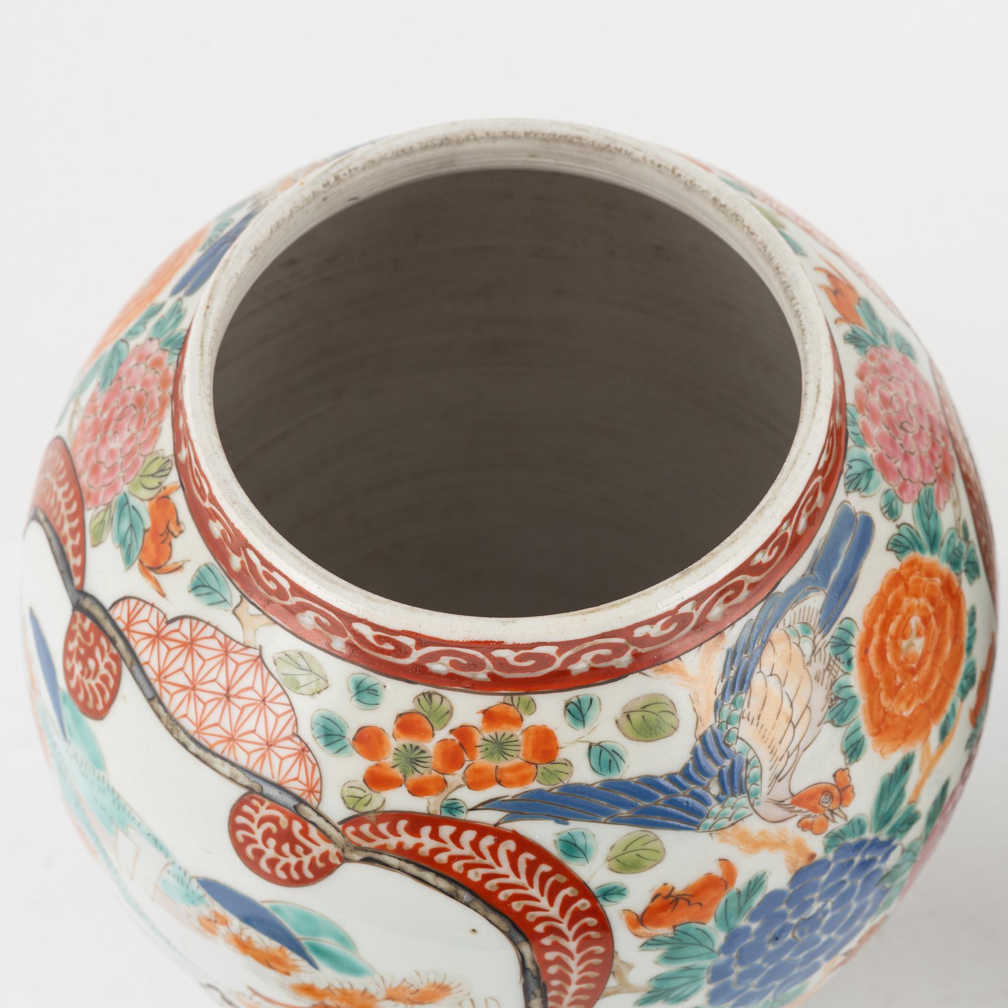 A pair of lidded porcelain urns, Japan, early 20th century.