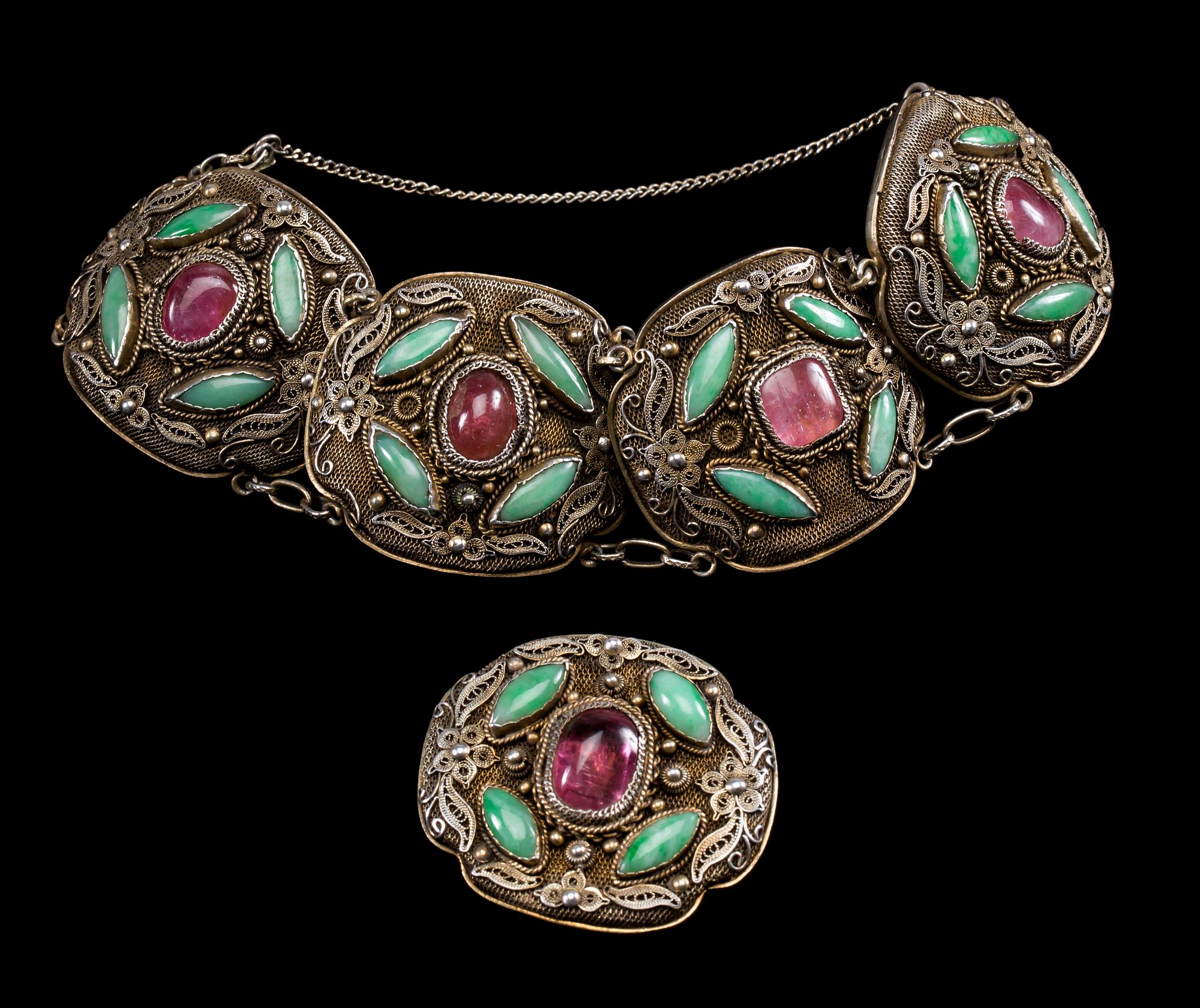 ARMRING SAMT BROSCH, silver med turmaliner samt jade. Vikt ca 59 g.