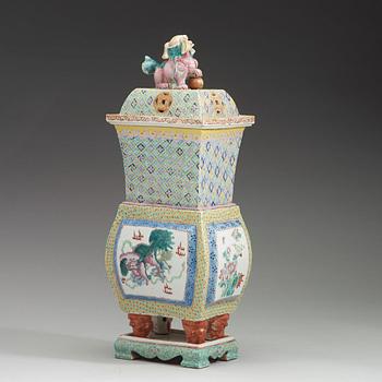 A large porcelain censer with cover and stand, Qing dynasty, 19th Century.