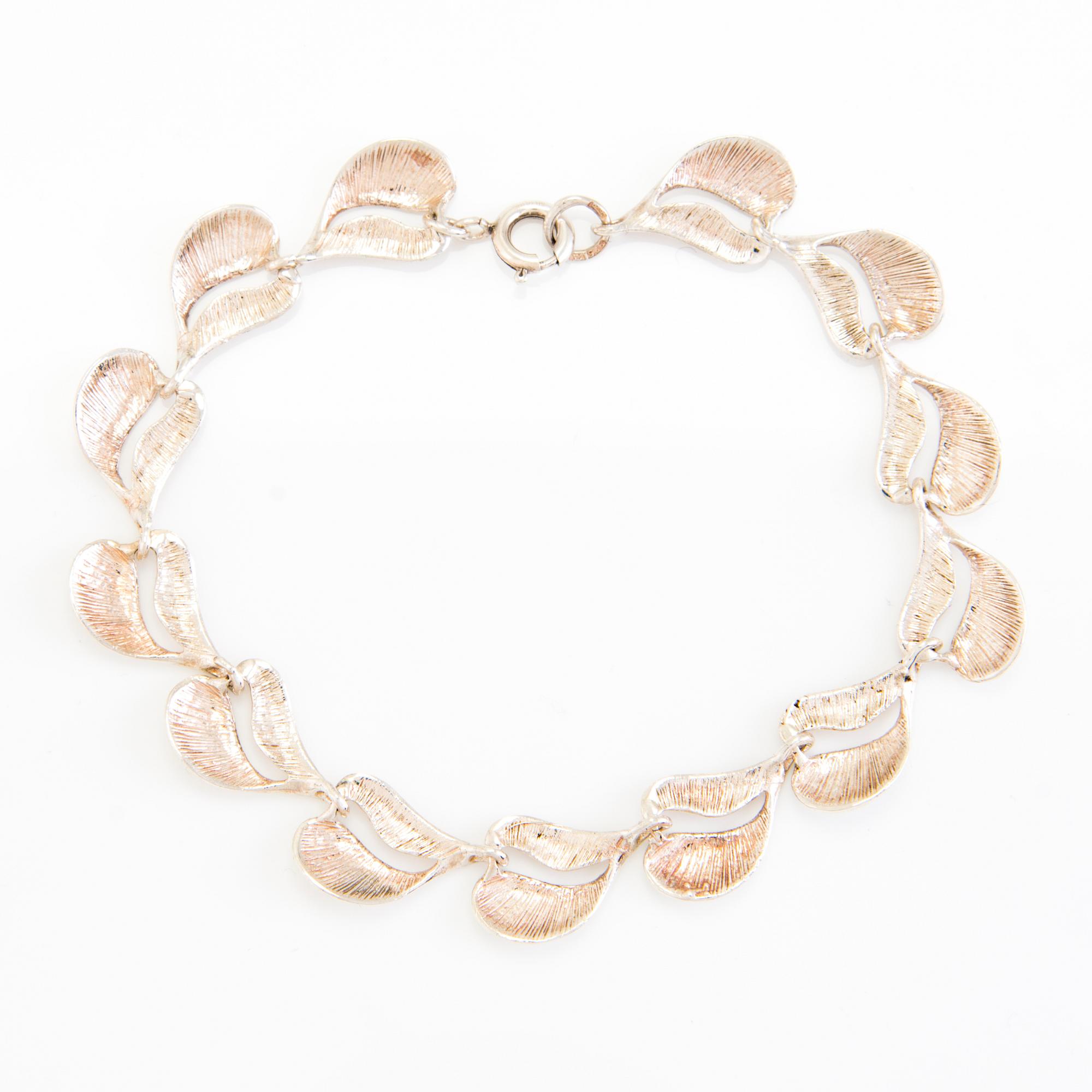 A set of sterling silver necklace and bracelet. Valo-koru, Turku.