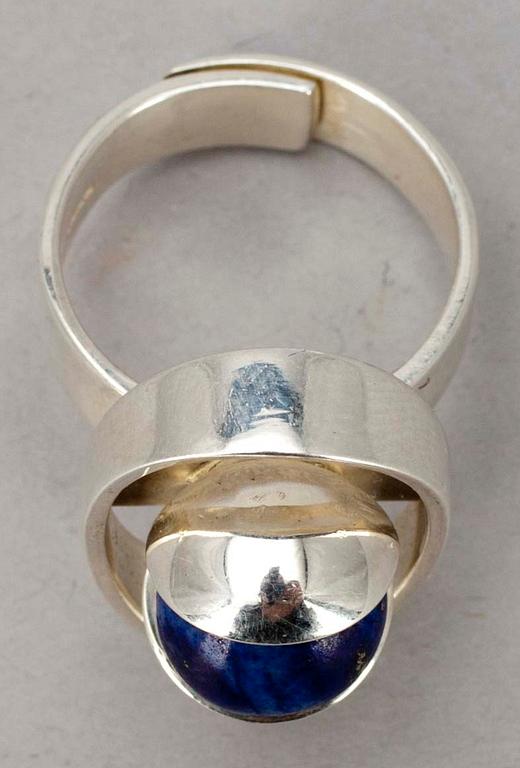 ELIS KAUPPI, RING, silver samt lapis lazuli, Eelis Kauppi, Kupittaan Kulta, Åbo, otydlig dat. Tot. vikt ca 9,7 gram.